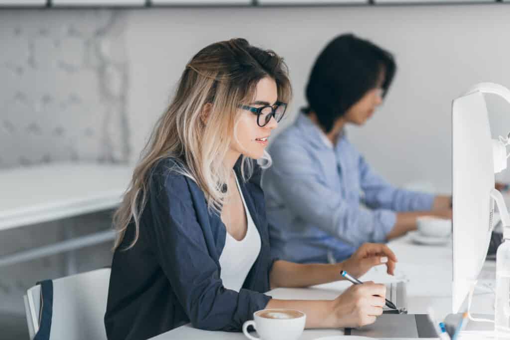 Loopbaanprofessional aan het werk op de computer.