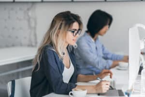 Loopbaanprofessional aan het werk op de computer.