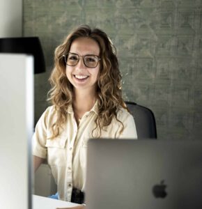 Collega achter computer
