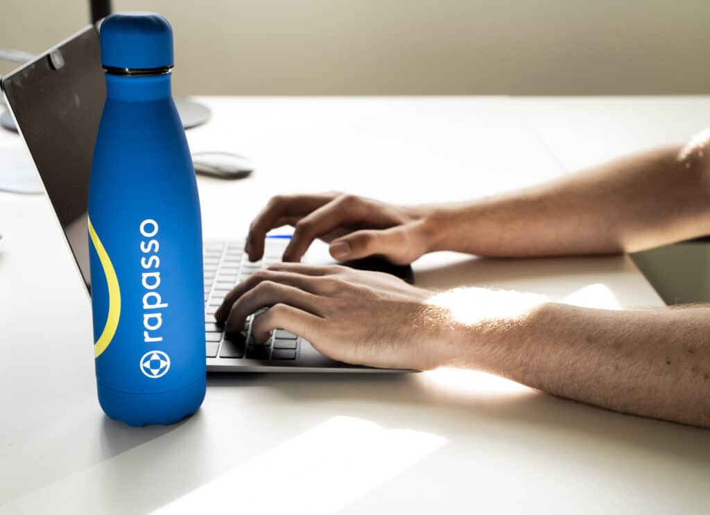 Er wordt gewerkt op een laptop