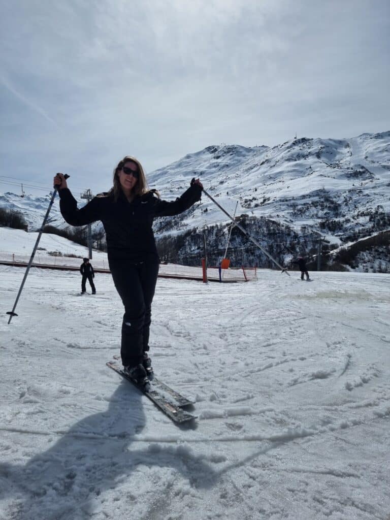 Collega Britt op de ski's in de bergen