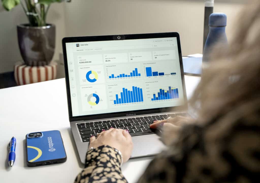 Laptop met daarop grafieken in verzuimsoftware