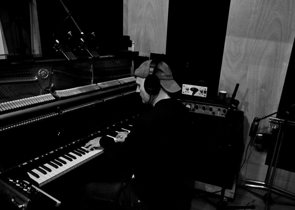 Collega Siegfried achter de piano