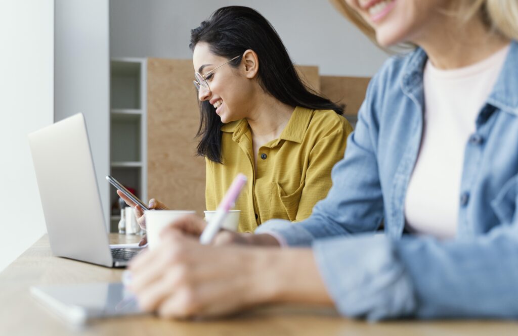 twee vrouwen aan het werk met laptop