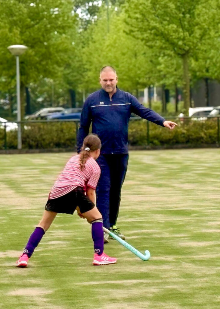 Rapasso collega geeft hockeytraining.