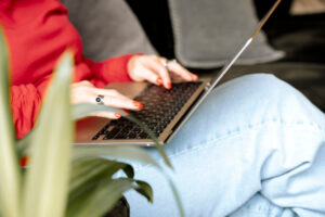 Aan het werk op een laptop voor het blik op werk keurmerk