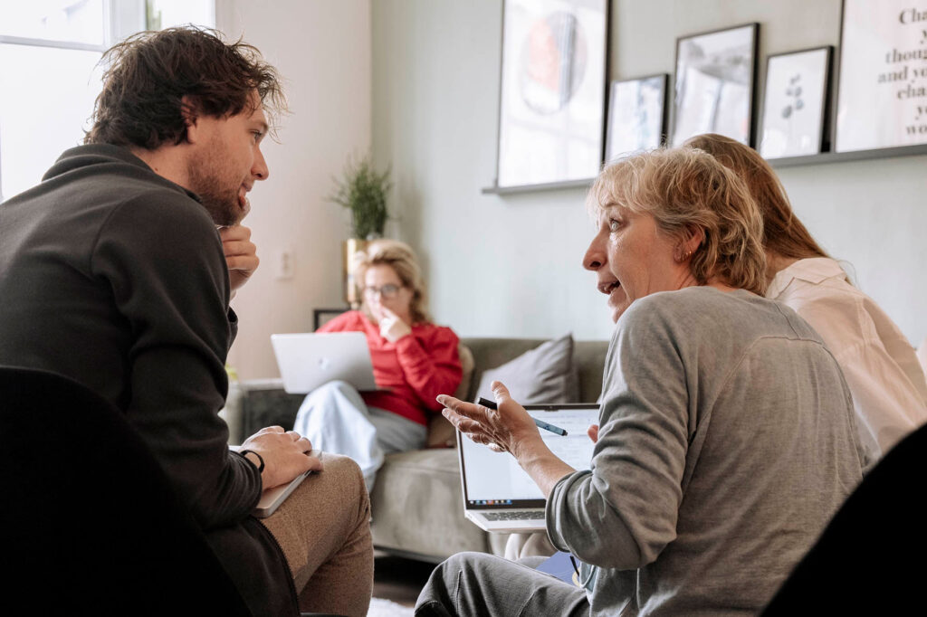 Twee personen in overleg over de duurzame inzetbaarheid van medewerkers.