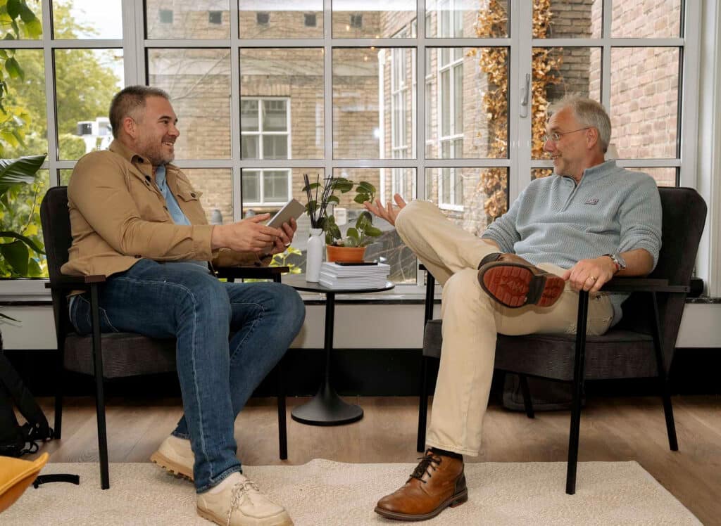 Twee mannen in gesprek voor een re-integratie spoor 2 traject.