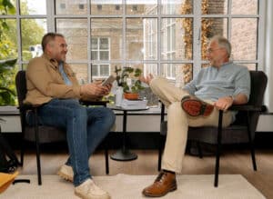 Twee mannen in gesprek voor een re-integratie spoor 2 traject.