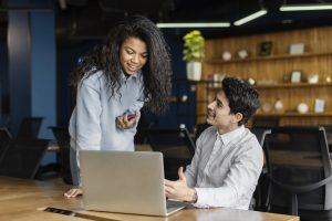 Twee collega's achter laptop
